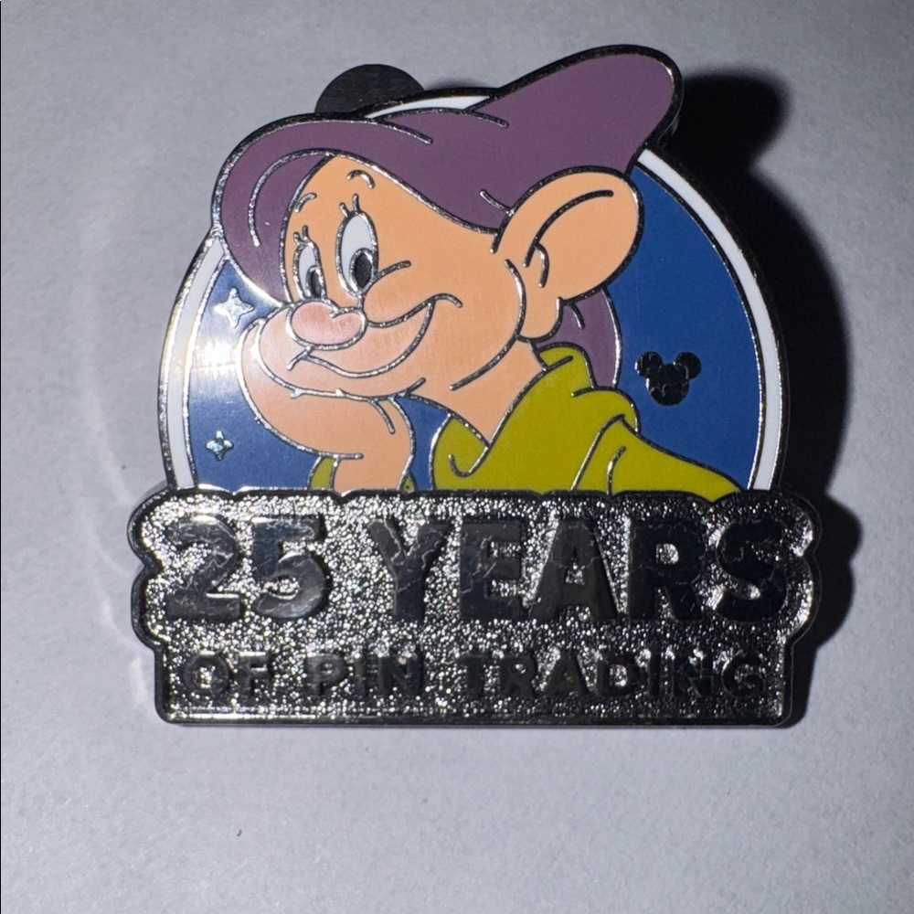 Disney 25 Years Of Pin Trading dopey hidden Mickey wave a 2025 mystery pin